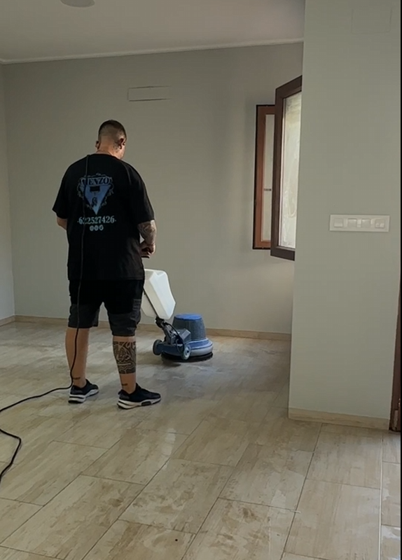 Limpieza de suelos con maquinaria profesional