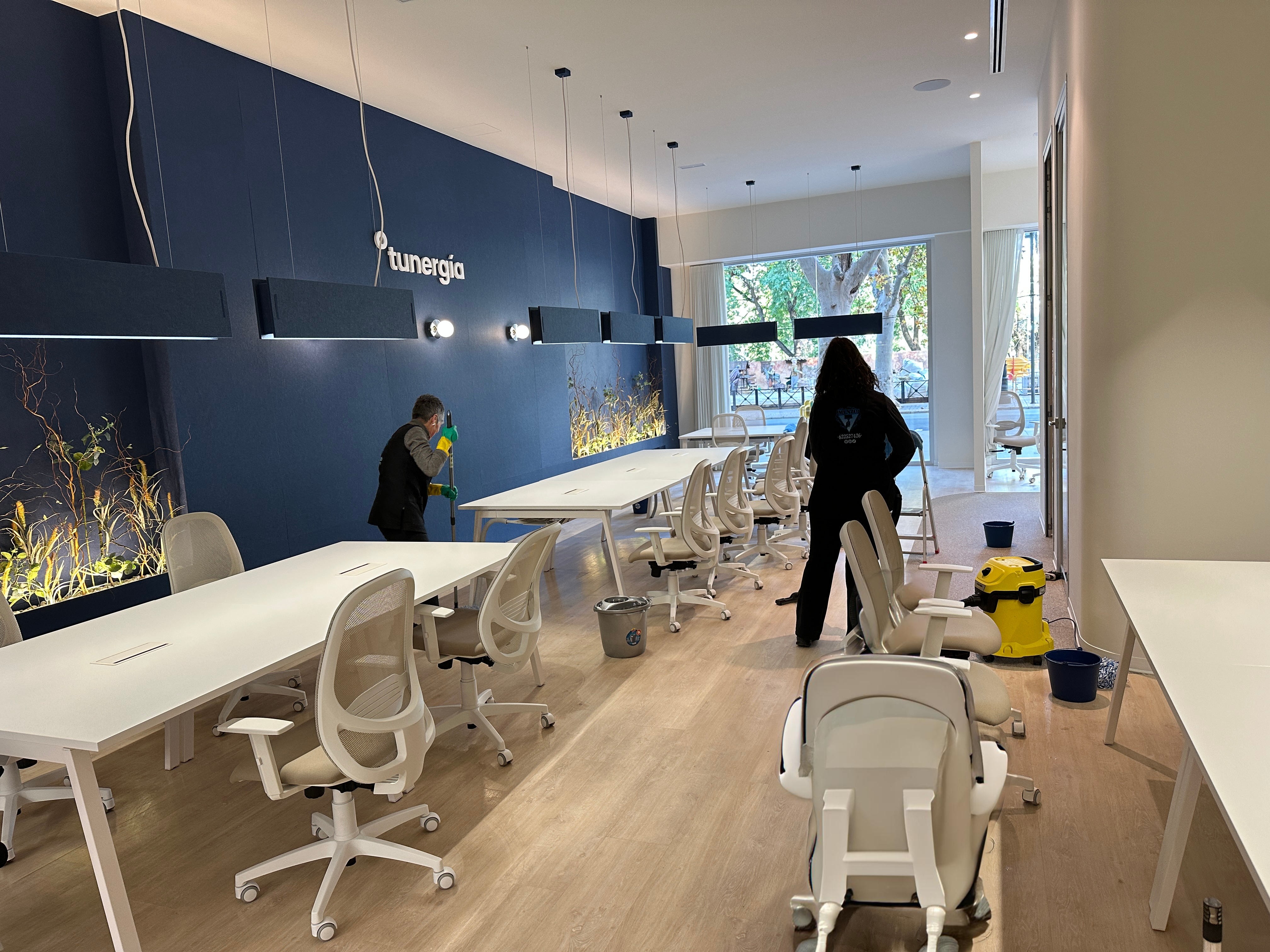 Espacio de oficina impecable tras servicio de limpieza