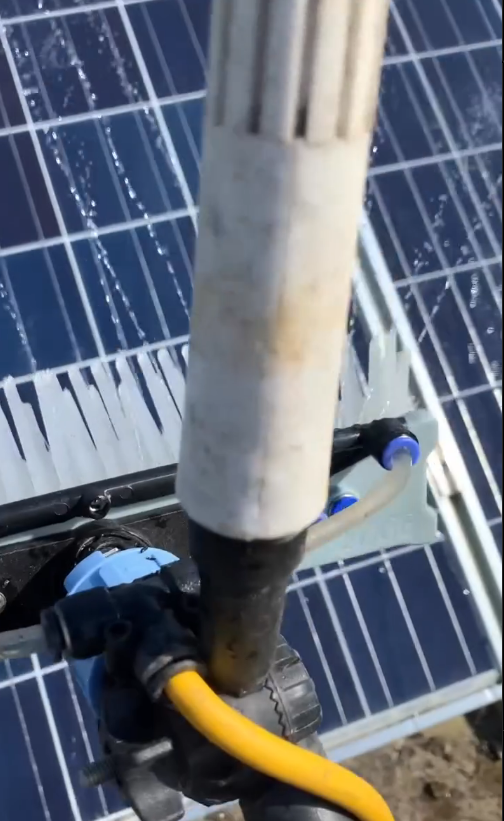 Limpieza de placas solares con cepillo y agua