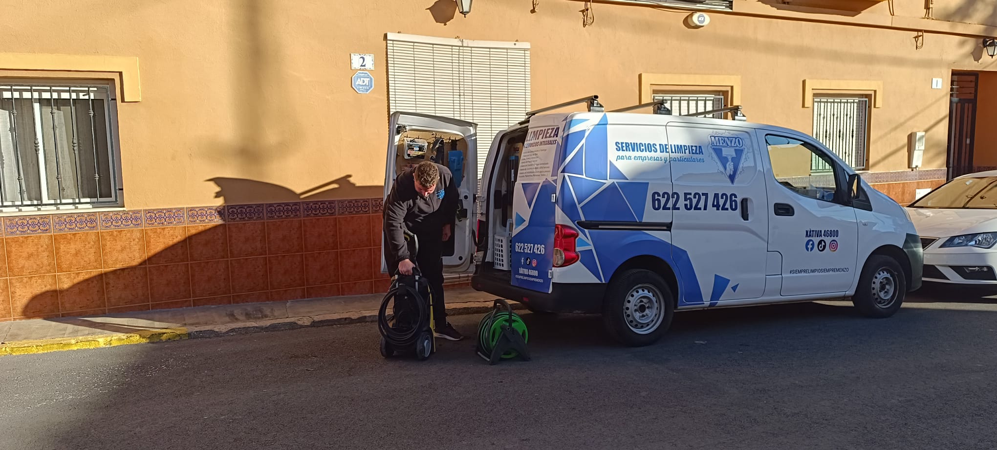 Equipo de Menzo junto a la furgoneta de servicio