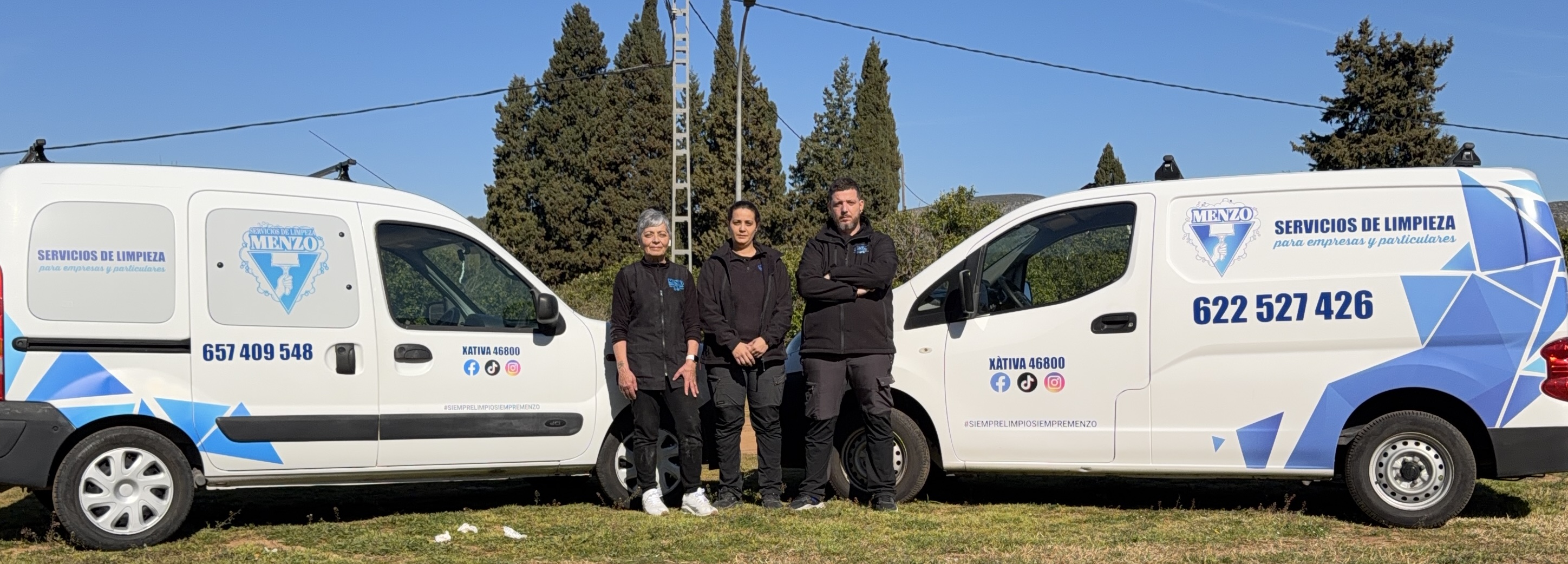 Equipo de Menzo Limpiezas con sus dos furgonetas en Xàtiva